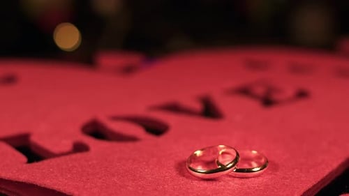 Anillos de boda en forma de corazón con forma de