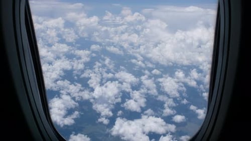 Avión volando por encima de las nubes