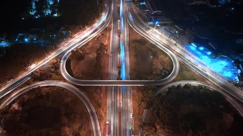 4K : Vue aérienne par Drone Hyperlapse de la route de jonction à plusieurs niveaux de l'autoroute.