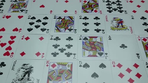 Spielkarten für Poker auf dem Tisch
