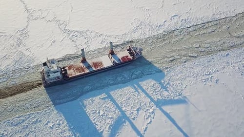 Frachtschiff im Meer im Winter