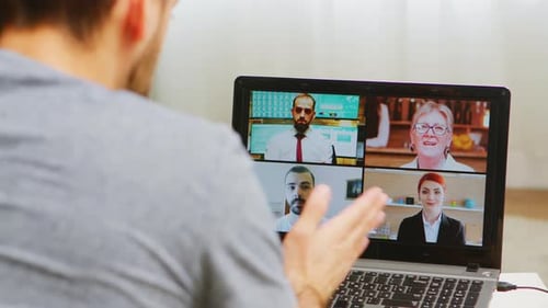 Mann bei einem Videoanruf mit Arbeitskollegen