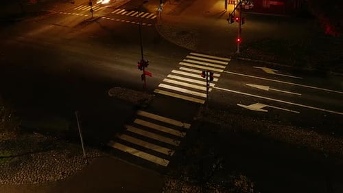 Lapso de tiempo de cruz de cebra en la calle de la ciudad de noche.