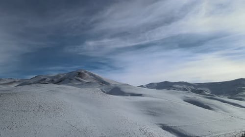 Luftbild verschneite Berge im Winter