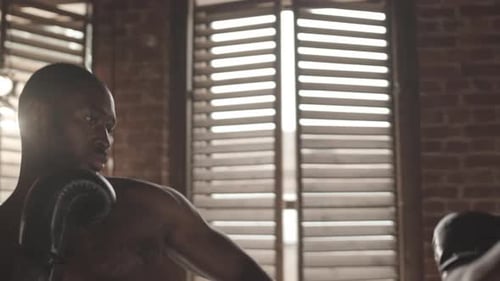 Afroamerikanische Boxer kämpfen am Ring