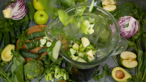 Gemüse fällt im Mixer