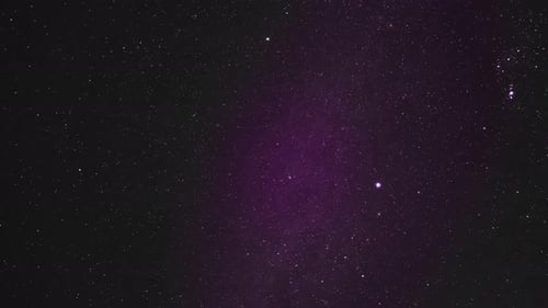Cielo nocturno con estrellas y lapso de tiempo de galaxias