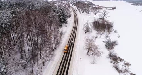 Schneestraße im Winter