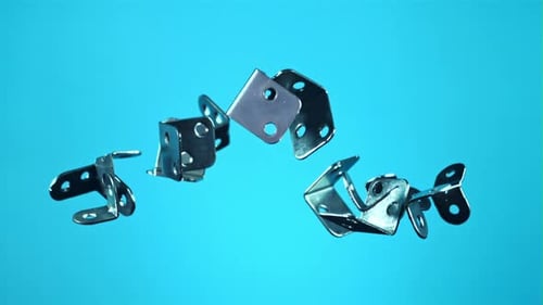 Las monturas de metal vuelan hacia arriba y se caen