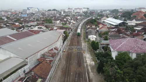 vue aérienne, Le train qui circule lentement commence à partir de la gare et du sho de Lempuyangan Yogyakarta