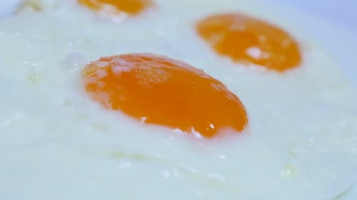 Joli jaune d'œuf et blanc frits sur de l'huile pour un délicieux petit déjeuner 4K 2160p 30 images par seconde UltraHD food footag