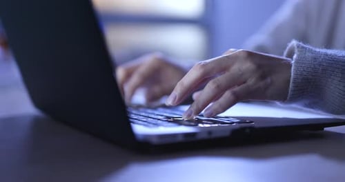 Frau arbeitet nachts am Notebook