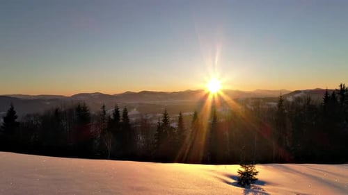 Luftaufnahme im Winterberg bei Sonnenuntergang