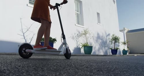 Deux femmes de race mixte sur un scooter électrique