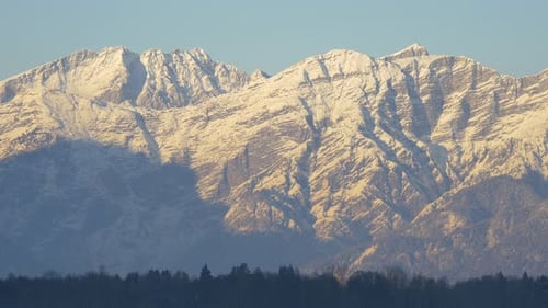 Panoramablick auf schneebedeckte Berge