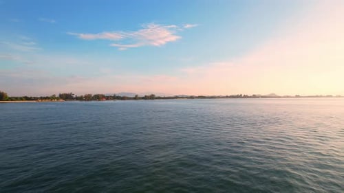 Vista aérea 4K del movimiento de un Zumbido en un hermoso mar