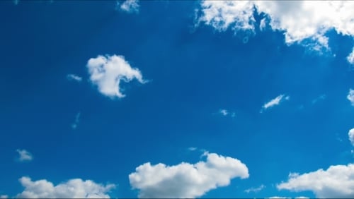 Nuages se déplaçant dans le ciel bleu.
