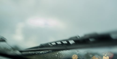 Regentropfen auf der Windschutzscheibe