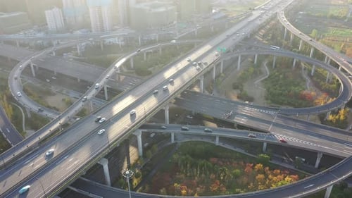 Route de circulation très fréquentée en ville