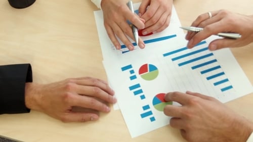 Geschäftsleute diskutieren über Geschäftsdiagramme