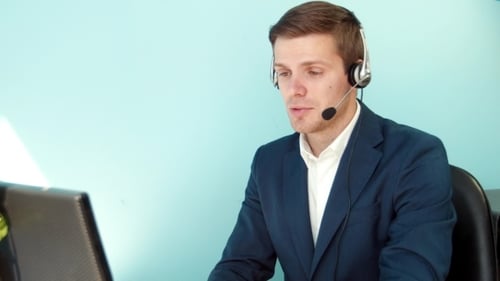 L'homme résout le problème du centre d'appels client