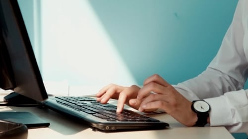 Eine Frau, die am Computer arbeitet