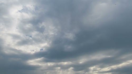 Nuages se déplaçant dans le ciel bleu