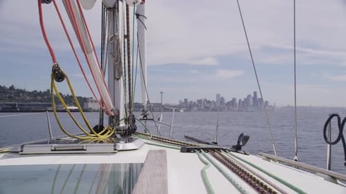 Segeln auf einem Segelboot. Aufgenommen auf RED EPIC für hochwertige 4K-, UHD- und Ultra-HD-Auflösung.
