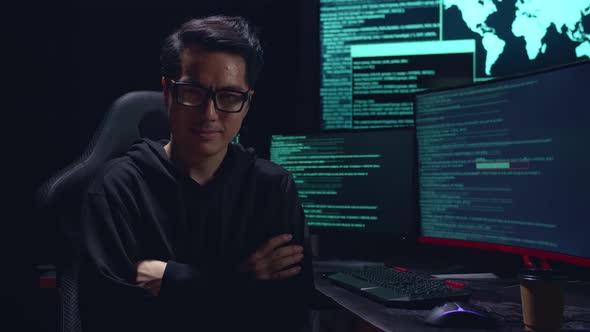 Hacker asiático posa com código em várias telas de computador, Banco de ...