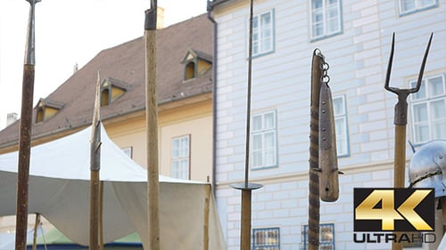 Mittelalterliche Heugabel und Speere