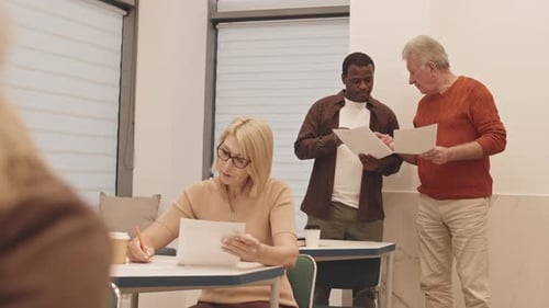Personnes d'âge mûr passant un test au cours de développement personnel