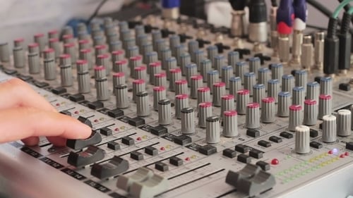 Arbeiten mit der Sound-Mischkonsole.