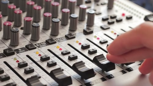 Arbeiten mit der Sound-Mischkonsole.