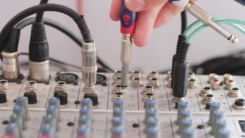 Arbeiten mit der Sound-Mischkonsole.