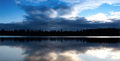 Wolken über dem See