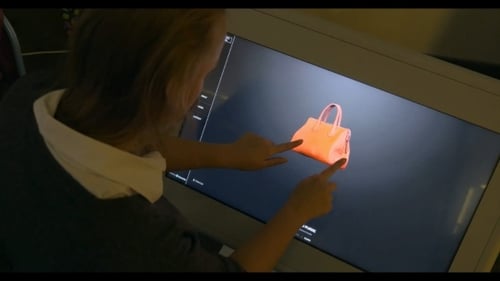 Mujer viendo modelo 3D de una bolsa en Big Touch