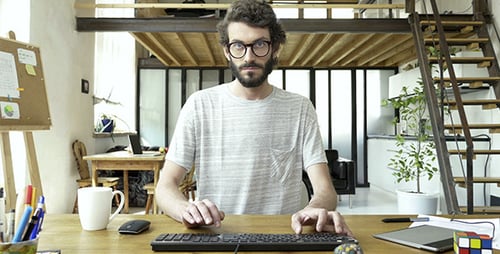 Internet- und Computerbenutzer vor dem Bildschirm