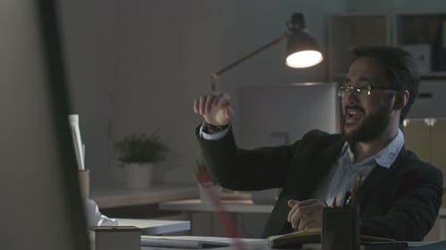 Angestellter gerät in Wut