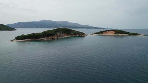 Luftaufnahme des tropischen Strandes auf den Ksamil-Inseln mit türkisfarbenem Wasser Albanien