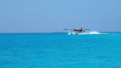 Wasserflugzeug landet auf dem Wasser
