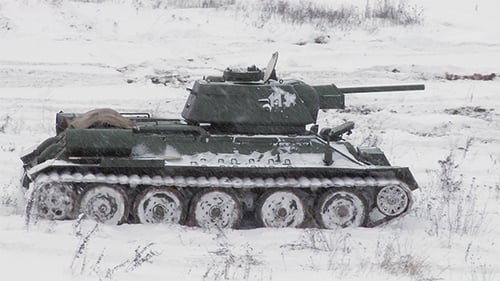 Legendärer russischer Panzer T34 bei verschneitem Wetter