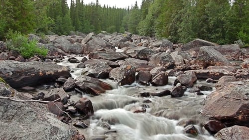 Ein kleiner Fluss in den Bergen
