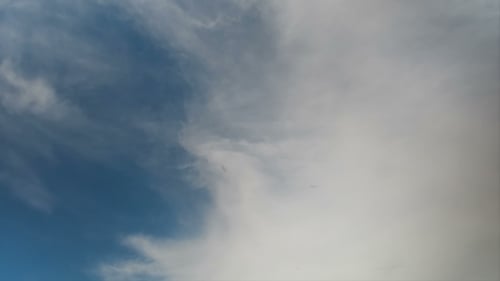 Wolken bewegen sich im blauen Himmel