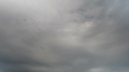 Nuages se déplaçant dans le ciel bleu.