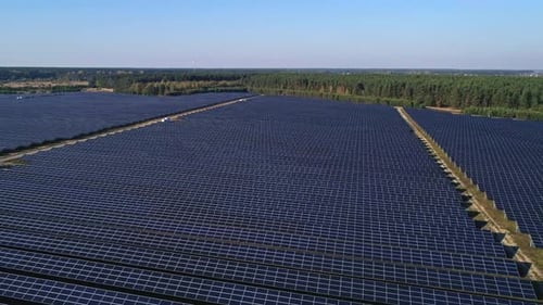 Luftaufnahmen von Drohne. Flug über Solarpanel-Farm. Erneuerbare grüne alternative Energie