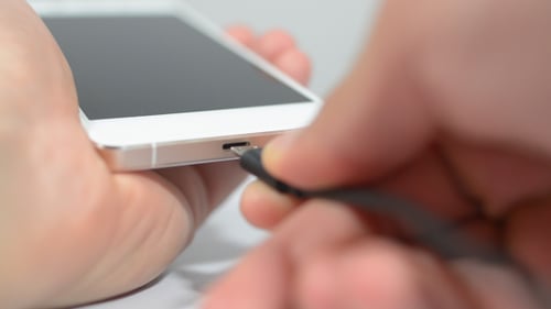 Conexión del teléfono inteligente a la computadora portátil y para cargar