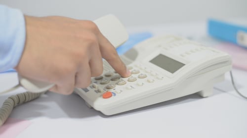 Llamada a través del teléfono de la oficina