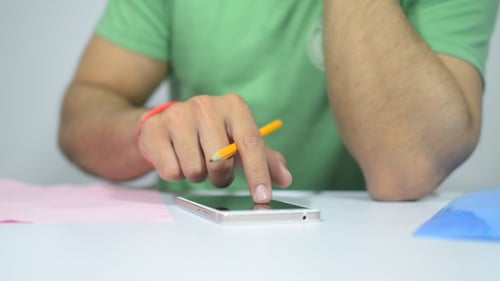 Designer arbeiten, Smartphone nutzen