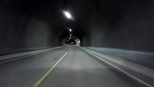 Autofahrten durch den Tunnel