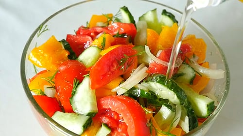 Gemüsesalat mit Olivenöl aus der Flasche